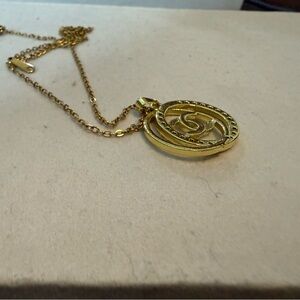 Elegant Gold Pendant Necklace